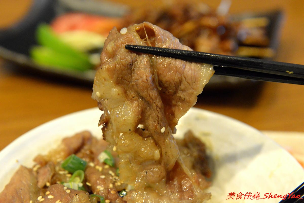 [台中北區]泰泰248烤肉飯涼麵 – 泰泰涼麵搬家囉,改成主打烤肉飯,涼麵變成夏季限定,店家的烤肉超好吃,印尼友人傳授的烤沙嗲更是必點,涼麵同時也推出完全客製化,大胃王可以來挑戰他們的暴盛