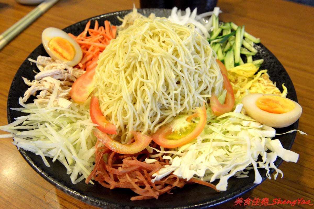 [台中北區]泰泰248烤肉飯涼麵 – 泰泰涼麵搬家囉,改成主打烤肉飯,涼麵變成夏季限定,店家的烤肉超好吃,印尼友人傳授的烤沙嗲更是必點,涼麵同時也推出完全客製化,大胃王可以來挑戰他們的暴盛