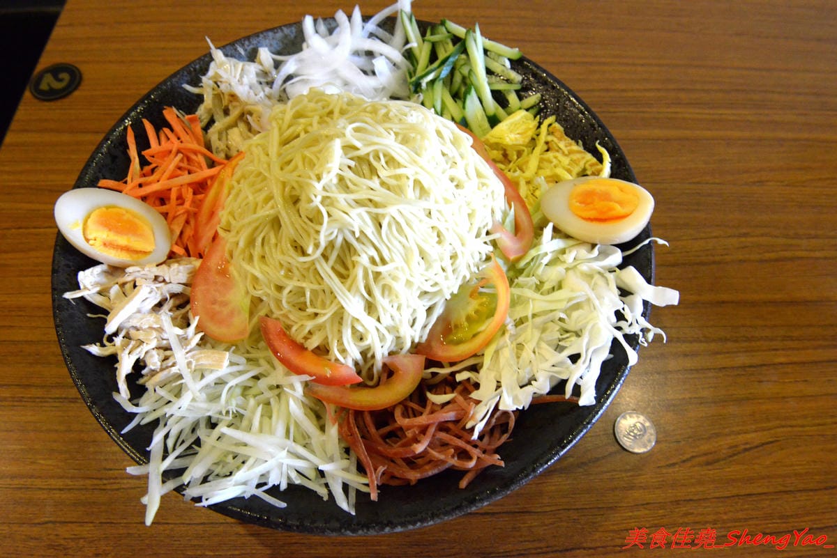 [台中北區]泰泰248烤肉飯涼麵 – 泰泰涼麵搬家囉,改成主打烤肉飯,涼麵變成夏季限定,店家的烤肉超好吃,印尼友人傳授的烤沙嗲更是必點,涼麵同時也推出完全客製化,大胃王可以來挑戰他們的暴盛