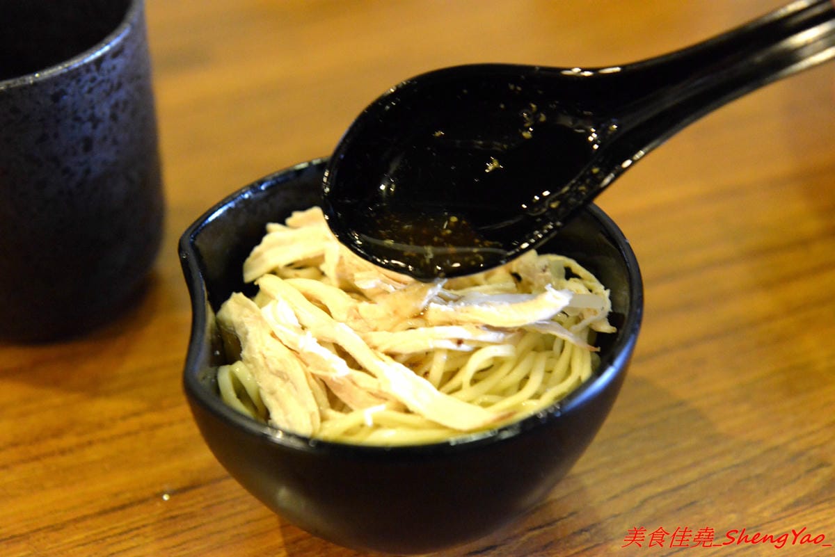 [台中北區]泰泰248烤肉飯涼麵 – 泰泰涼麵搬家囉,改成主打烤肉飯,涼麵變成夏季限定,店家的烤肉超好吃,印尼友人傳授的烤沙嗲更是必點,涼麵同時也推出完全客製化,大胃王可以來挑戰他們的暴盛