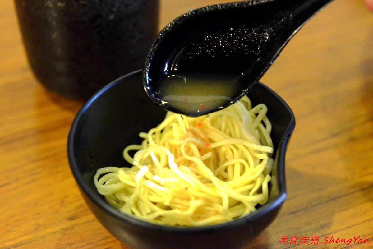 [台中北區]泰泰248烤肉飯涼麵 – 泰泰涼麵搬家囉,改成主打烤肉飯,涼麵變成夏季限定,店家的烤肉超好吃,印尼友人傳授的烤沙嗲更是必點,涼麵同時也推出完全客製化,大胃王可以來挑戰他們的暴盛