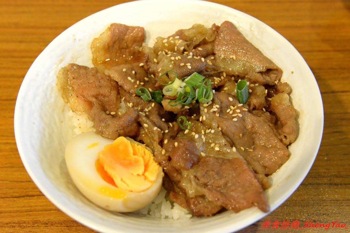 [台中北區]泰泰248烤肉飯涼麵 – 泰泰涼麵搬家囉,改成主打烤肉飯,涼麵變成夏季限定,店家的烤肉超好吃,印尼友人傳授的烤沙嗲更是必點,涼麵同時也推出完全客製化,大胃王可以來挑戰他們的暴盛