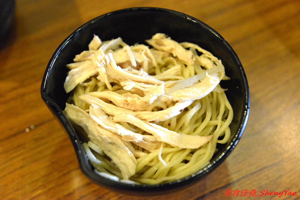 [台中北區]泰泰248烤肉飯涼麵 – 泰泰涼麵搬家囉,改成主打烤肉飯,涼麵變成夏季限定,店家的烤肉超好吃,印尼友人傳授的烤沙嗲更是必點,涼麵同時也推出完全客製化,大胃王可以來挑戰他們的暴盛