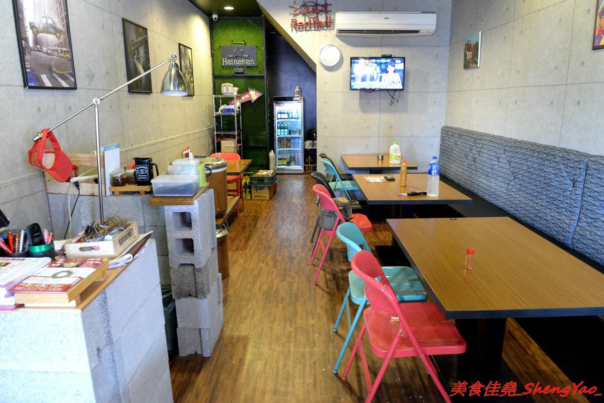 [台中北區]泰泰248烤肉飯涼麵 – 泰泰涼麵搬家囉,改成主打烤肉飯,涼麵變成夏季限定,店家的烤肉超好吃,印尼友人傳授的烤沙嗲更是必點,涼麵同時也推出完全客製化,大胃王可以來挑戰他們的暴盛