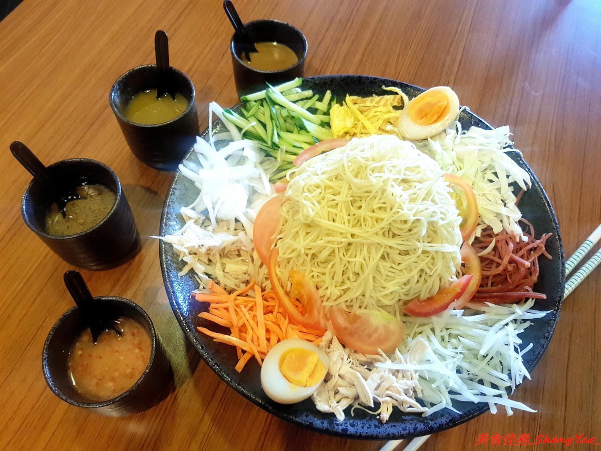 [台中北區]泰泰248烤肉飯涼麵 – 泰泰涼麵搬家囉,改成主打烤肉飯,涼麵變成夏季限定,店家的烤肉超好吃,印尼友人傳授的烤沙嗲更是必點,涼麵同時也推出完全客製化,大胃王可以來挑戰他們的暴盛
