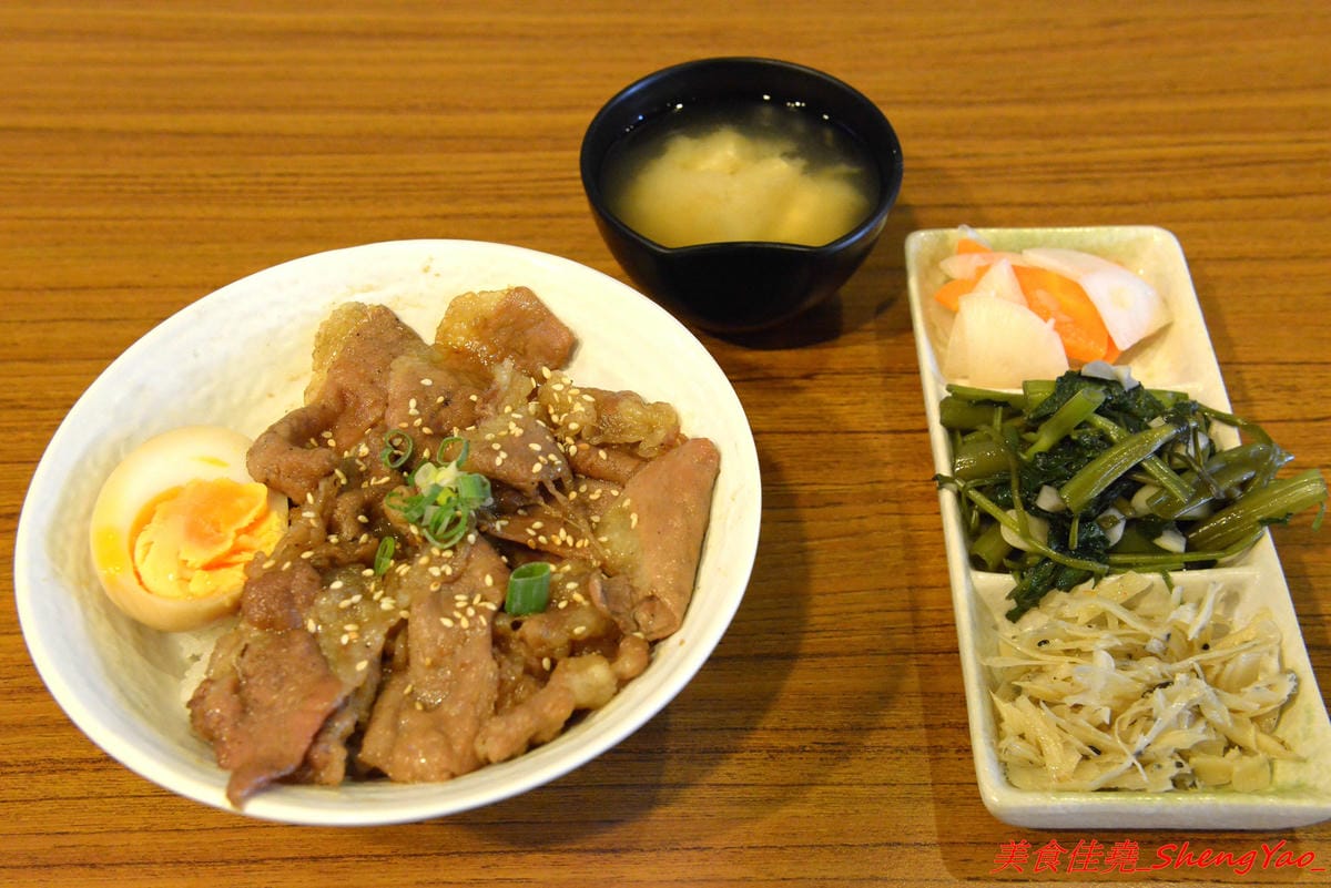 [台中北區]泰泰248烤肉飯涼麵 – 泰泰涼麵搬家囉,改成主打烤肉飯,涼麵變成夏季限定,店家的烤肉超好吃,印尼友人傳授的烤沙嗲更是必點,涼麵同時也推出完全客製化,大胃王可以來挑戰他們的暴盛