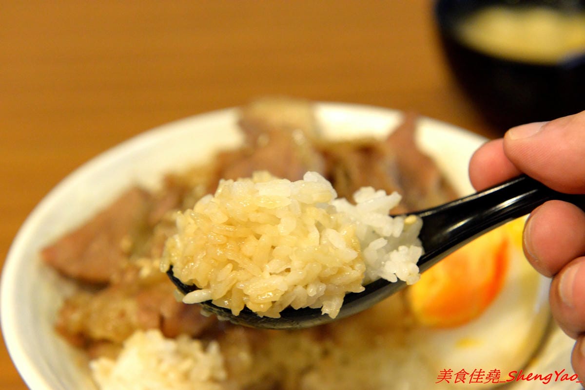 [台中北區]泰泰248烤肉飯涼麵 – 泰泰涼麵搬家囉,改成主打烤肉飯,涼麵變成夏季限定,店家的烤肉超好吃,印尼友人傳授的烤沙嗲更是必點,涼麵同時也推出完全客製化,大胃王可以來挑戰他們的暴盛