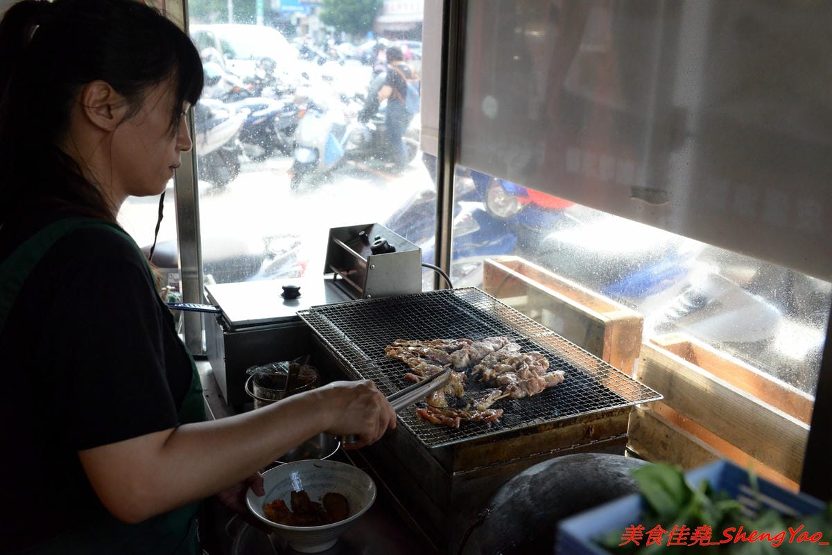 [台中北區]泰泰248烤肉飯涼麵 – 泰泰涼麵搬家囉,改成主打烤肉飯,涼麵變成夏季限定,店家的烤肉超好吃,印尼友人傳授的烤沙嗲更是必點,涼麵同時也推出完全客製化,大胃王可以來挑戰他們的暴盛