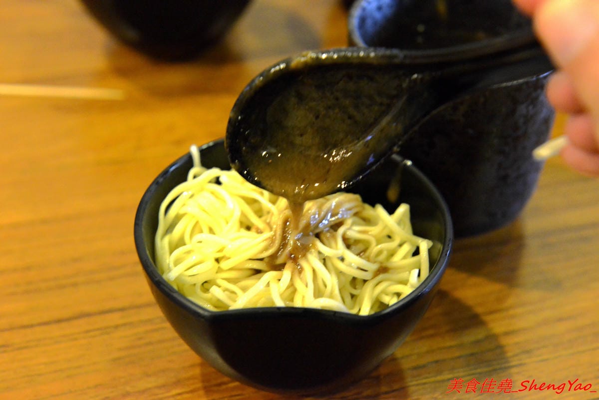 [台中北區]泰泰248烤肉飯涼麵 – 泰泰涼麵搬家囉,改成主打烤肉飯,涼麵變成夏季限定,店家的烤肉超好吃,印尼友人傳授的烤沙嗲更是必點,涼麵同時也推出完全客製化,大胃王可以來挑戰他們的暴盛