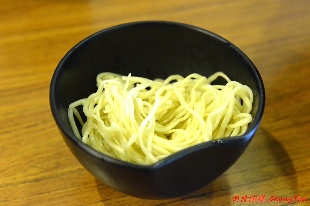 [台中北區]泰泰248烤肉飯涼麵 – 泰泰涼麵搬家囉,改成主打烤肉飯,涼麵變成夏季限定,店家的烤肉超好吃,印尼友人傳授的烤沙嗲更是必點,涼麵同時也推出完全客製化,大胃王可以來挑戰他們的暴盛