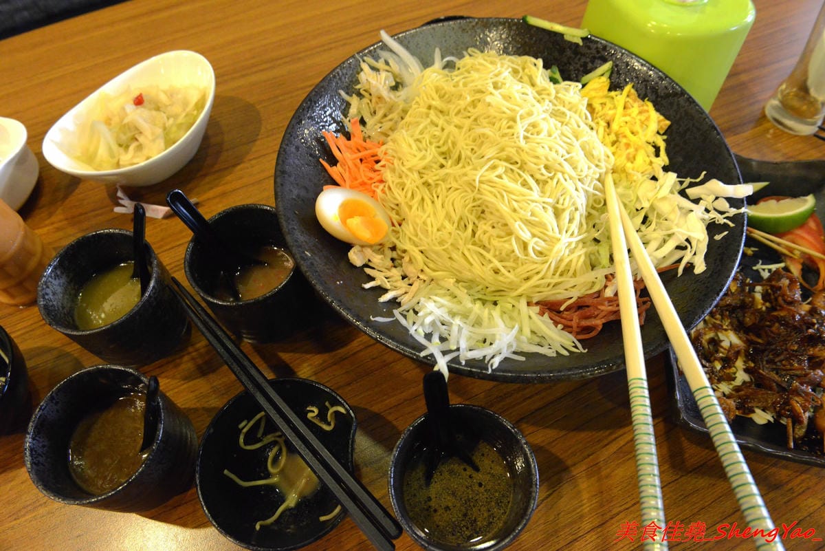 [台中北區]泰泰248烤肉飯涼麵 – 泰泰涼麵搬家囉,改成主打烤肉飯,涼麵變成夏季限定,店家的烤肉超好吃,印尼友人傳授的烤沙嗲更是必點,涼麵同時也推出完全客製化,大胃王可以來挑戰他們的暴盛