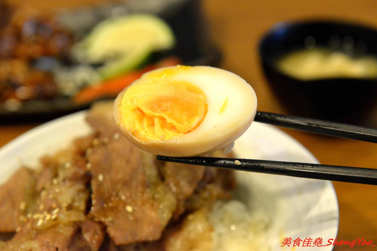 [台中北區]泰泰248烤肉飯涼麵 – 泰泰涼麵搬家囉,改成主打烤肉飯,涼麵變成夏季限定,店家的烤肉超好吃,印尼友人傳授的烤沙嗲更是必點,涼麵同時也推出完全客製化,大胃王可以來挑戰他們的暴盛