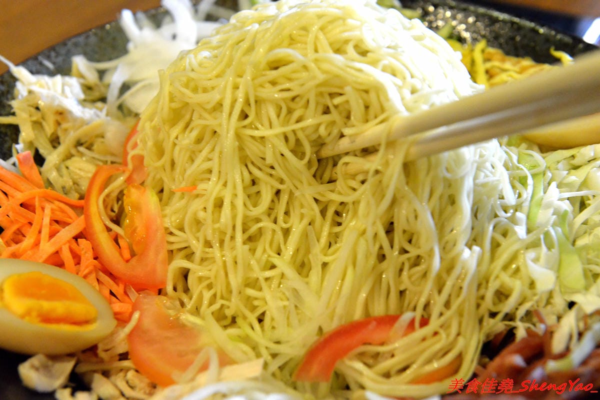 [台中北區]泰泰248烤肉飯涼麵 – 泰泰涼麵搬家囉,改成主打烤肉飯,涼麵變成夏季限定,店家的烤肉超好吃,印尼友人傳授的烤沙嗲更是必點,涼麵同時也推出完全客製化,大胃王可以來挑戰他們的暴盛