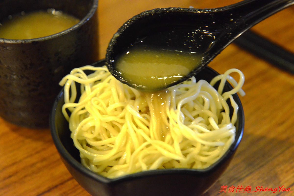 [台中北區]泰泰248烤肉飯涼麵 – 泰泰涼麵搬家囉,改成主打烤肉飯,涼麵變成夏季限定,店家的烤肉超好吃,印尼友人傳授的烤沙嗲更是必點,涼麵同時也推出完全客製化,大胃王可以來挑戰他們的暴盛
