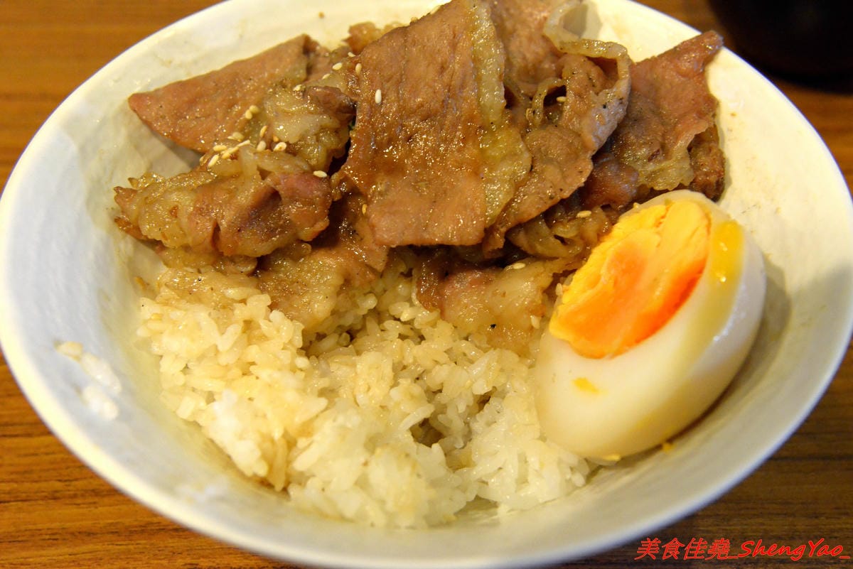 [台中北區]泰泰248烤肉飯涼麵 – 泰泰涼麵搬家囉,改成主打烤肉飯,涼麵變成夏季限定,店家的烤肉超好吃,印尼友人傳授的烤沙嗲更是必點,涼麵同時也推出完全客製化,大胃王可以來挑戰他們的暴盛