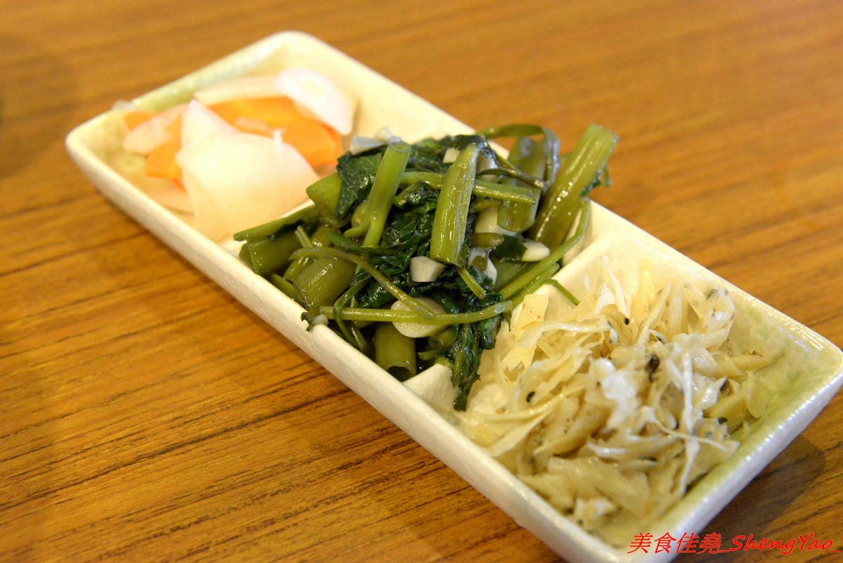 [台中北區]泰泰248烤肉飯涼麵 – 泰泰涼麵搬家囉,改成主打烤肉飯,涼麵變成夏季限定,店家的烤肉超好吃,印尼友人傳授的烤沙嗲更是必點,涼麵同時也推出完全客製化,大胃王可以來挑戰他們的暴盛