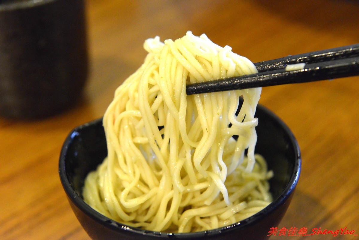 [台中北區]泰泰248烤肉飯涼麵 – 泰泰涼麵搬家囉,改成主打烤肉飯,涼麵變成夏季限定,店家的烤肉超好吃,印尼友人傳授的烤沙嗲更是必點,涼麵同時也推出完全客製化,大胃王可以來挑戰他們的暴盛