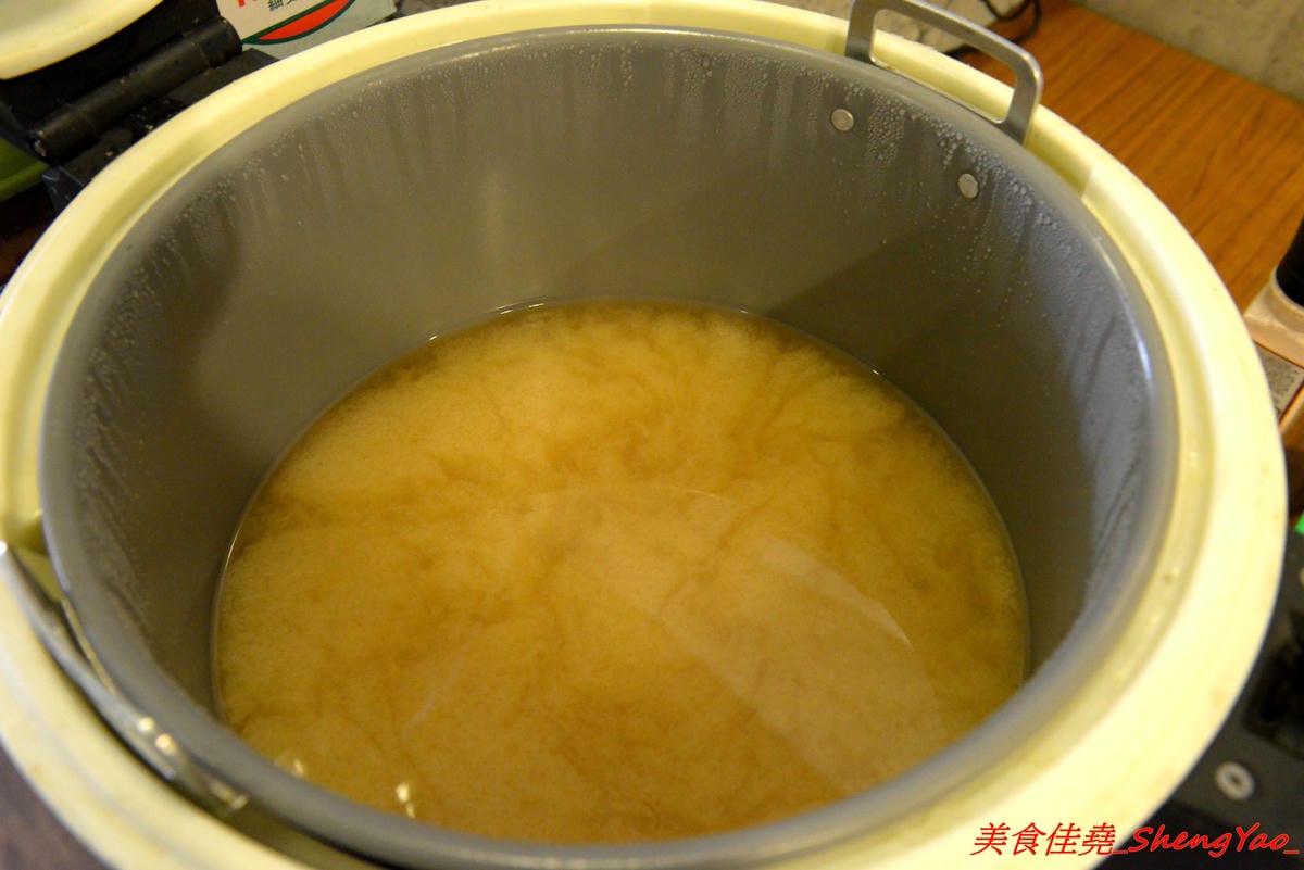 [台中北區]泰泰248烤肉飯涼麵 – 泰泰涼麵搬家囉,改成主打烤肉飯,涼麵變成夏季限定,店家的烤肉超好吃,印尼友人傳授的烤沙嗲更是必點,涼麵同時也推出完全客製化,大胃王可以來挑戰他們的暴盛