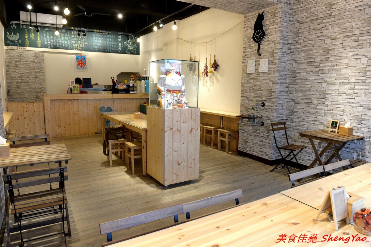[台中沙鹿]阿娟冰菓室 二訪 – 沙鹿家樂福商圈的復古文青冰菓室,店內裝潢佈置用心,適合IG拍照,冰品真材實料又衛生,新推出的百香鮮鳳梨剉冰吸睛又好吃。(已歇業)