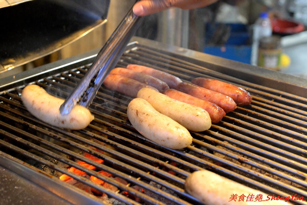 [台中清水]海線仙口味香腸 – 台中海線祖師爺級的烤香腸米腸,清水當地賣了超過20年,口味特別,許多老顧客都是從小吃到大。除了大腸包小腸外,超級大推烤粉腸和肉貢丸。