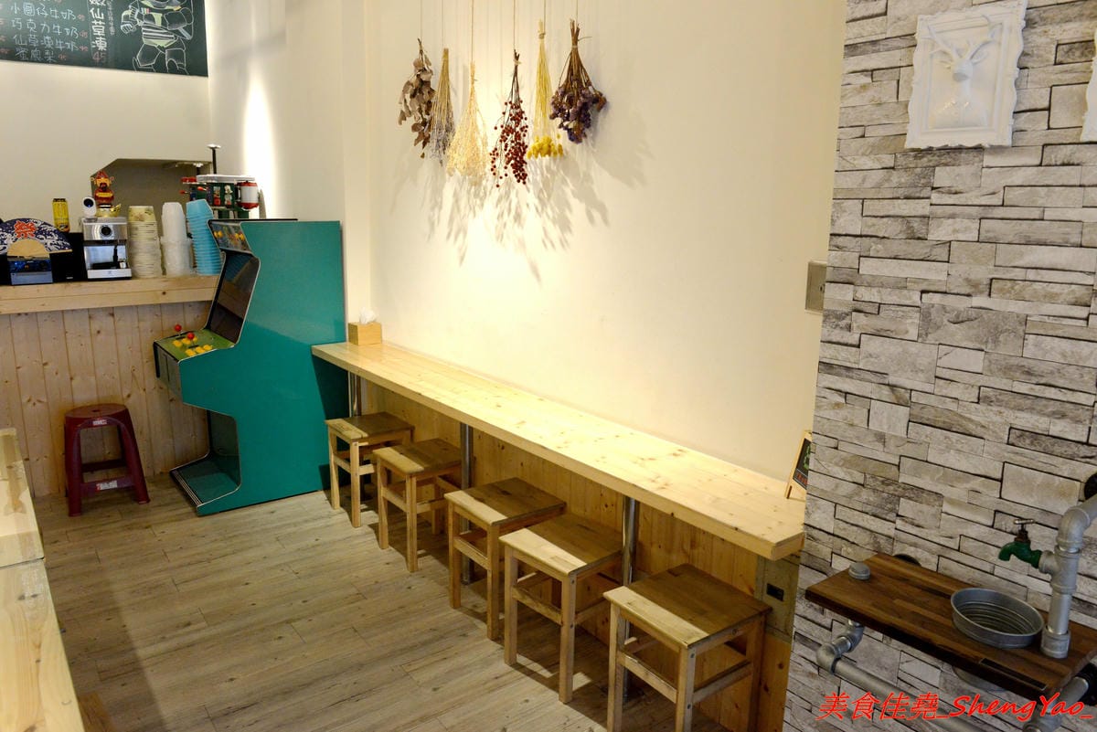 [台中沙鹿]阿娟冰菓室 二訪 – 沙鹿家樂福商圈的復古文青冰菓室,店內裝潢佈置用心,適合IG拍照,冰品真材實料又衛生,新推出的百香鮮鳳梨剉冰吸睛又好吃。(已歇業)