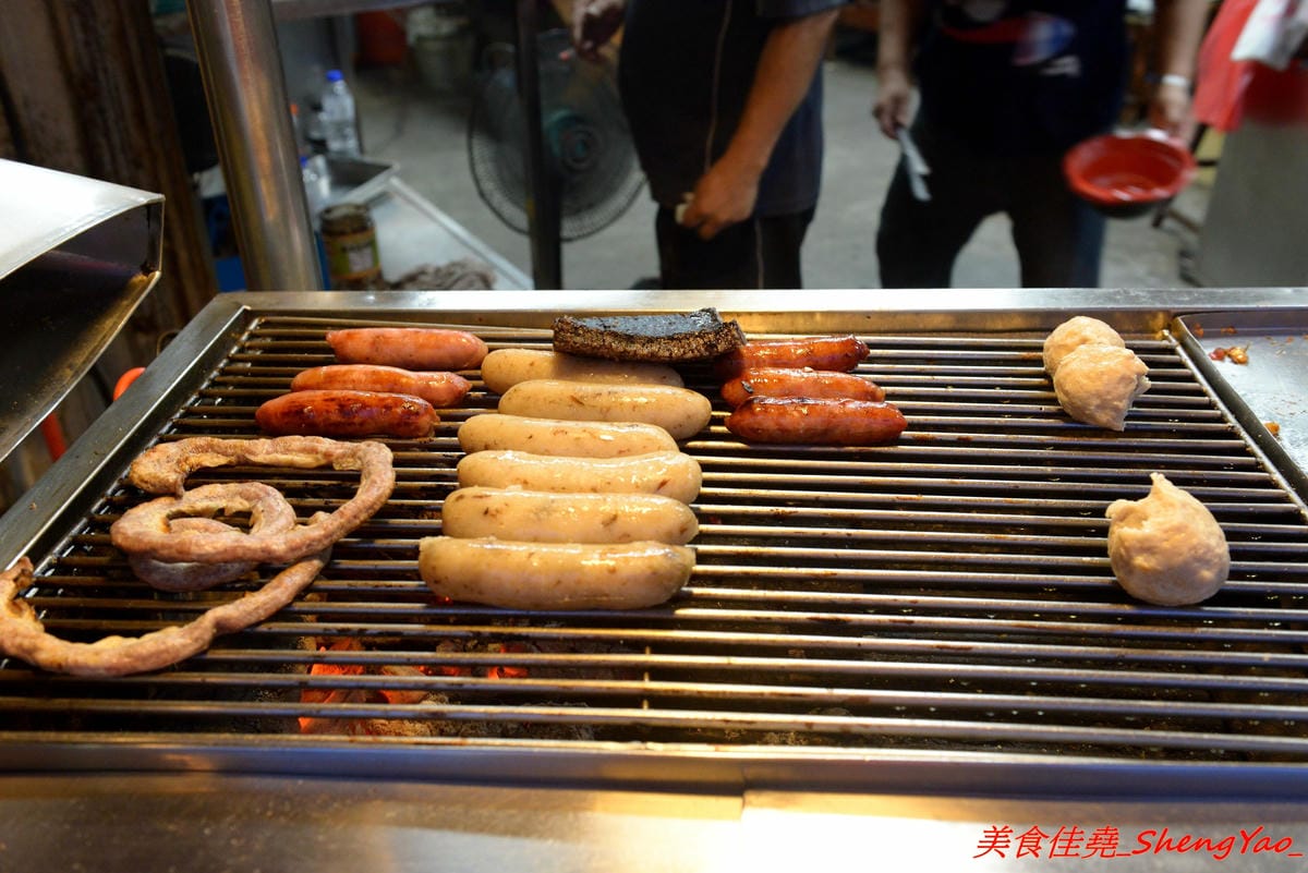 [台中清水]海線仙口味香腸 – 台中海線祖師爺級的烤香腸米腸,清水當地賣了超過20年,口味特別,許多老顧客都是從小吃到大。除了大腸包小腸外,超級大推烤粉腸和肉貢丸。