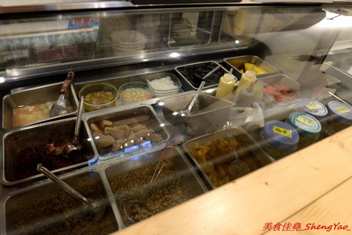[台中沙鹿]阿娟冰菓室 二訪 – 沙鹿家樂福商圈的復古文青冰菓室,店內裝潢佈置用心,適合IG拍照,冰品真材實料又衛生,新推出的百香鮮鳳梨剉冰吸睛又好吃。(已歇業)