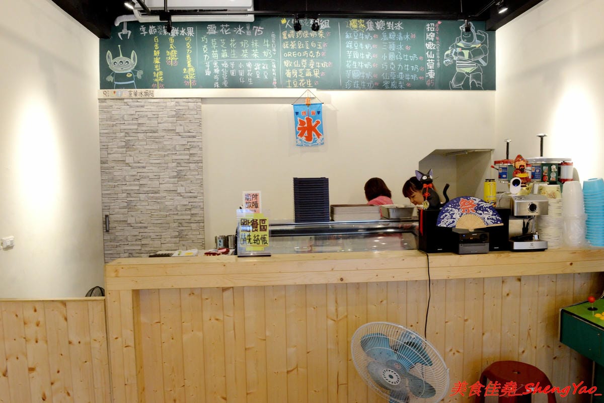 [台中沙鹿]阿娟冰菓室 二訪 – 沙鹿家樂福商圈的復古文青冰菓室,店內裝潢佈置用心,適合IG拍照,冰品真材實料又衛生,新推出的百香鮮鳳梨剉冰吸睛又好吃。(已歇業)