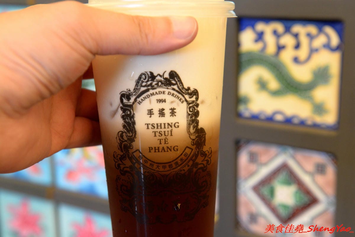 [台中清水]清水茶香 – 清水在地25年歷史手搖茶店重新開店,復古裝潢超有特色,好多個點都很適合拍照打卡,連飲料杯都美到不行,飲品價格超便宜,還有20元的,大推人氣王綠豆沙,店內正妹員工很吸
