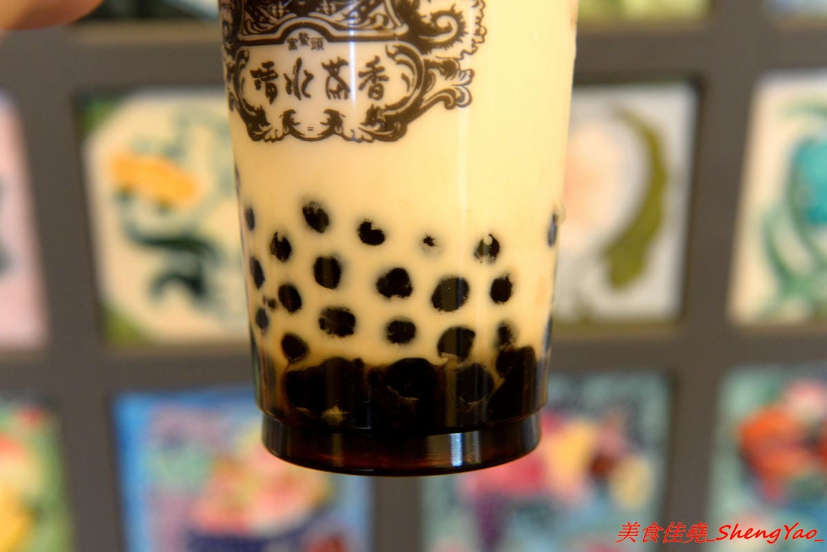[台中清水]清水茶香 – 清水在地25年歷史手搖茶店重新開店,復古裝潢超有特色,好多個點都很適合拍照打卡,連飲料杯都美到不行,飲品價格超便宜,還有20元的,大推人氣王綠豆沙,店內正妹員工很吸