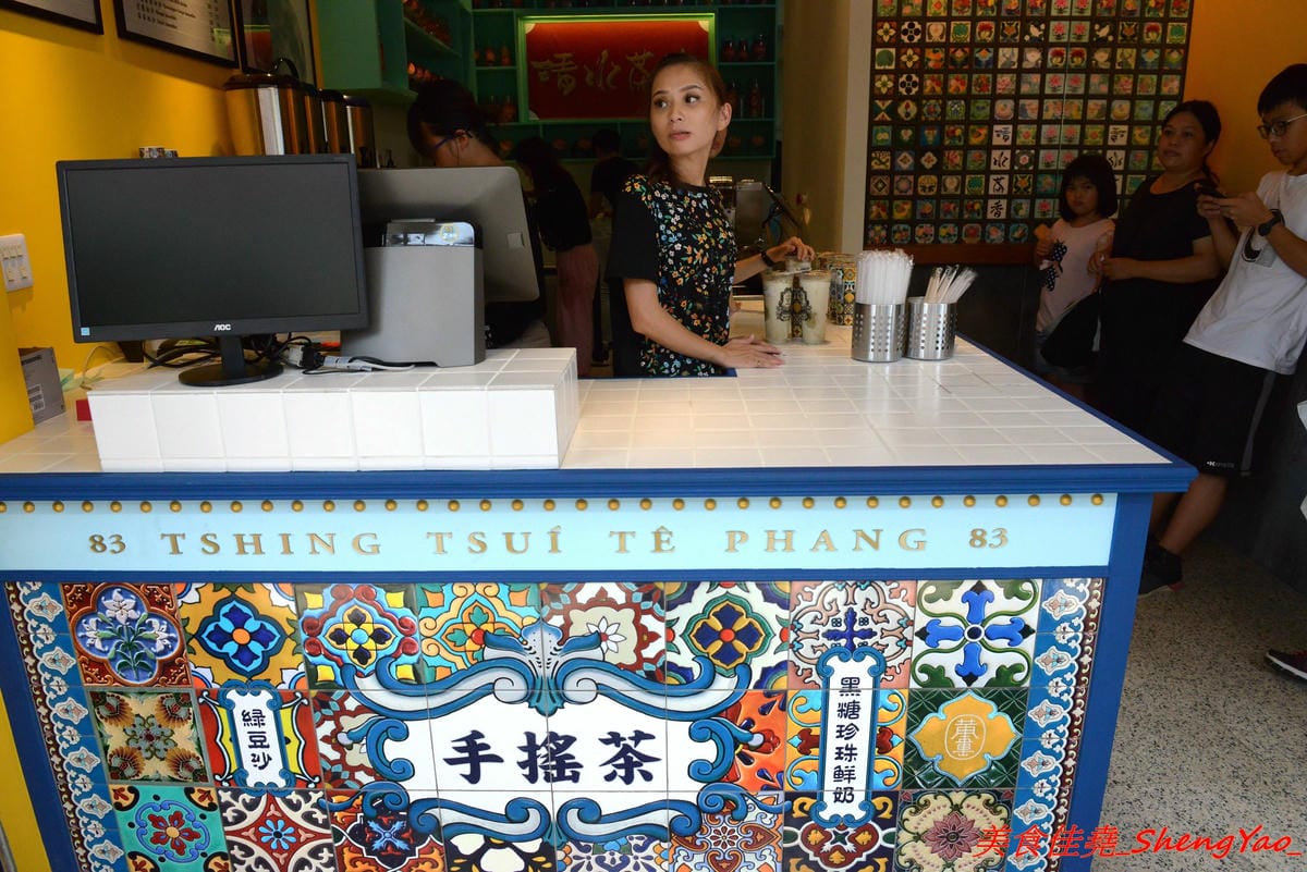 [台中清水]清水茶香 – 清水在地25年歷史手搖茶店重新開店,復古裝潢超有特色,好多個點都很適合拍照打卡,連飲料杯都美到不行,飲品價格超便宜,還有20元的,大推人氣王綠豆沙,店內正妹員工很吸
