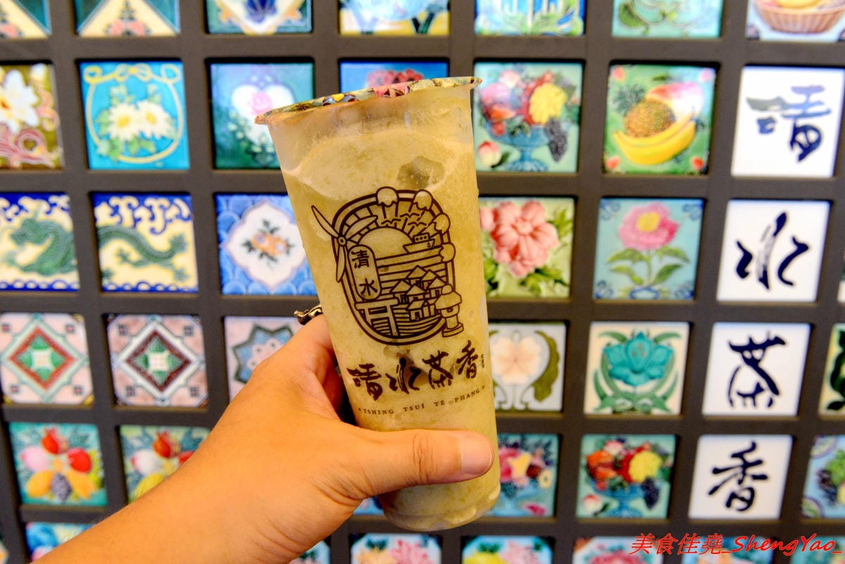 [台中清水]清水茶香 – 清水在地25年歷史手搖茶店重新開店,復古裝潢超有特色,好多個點都很適合拍照打卡,連飲料杯都美到不行,飲品價格超便宜,還有20元的,大推人氣王綠豆沙,店內正妹員工很吸