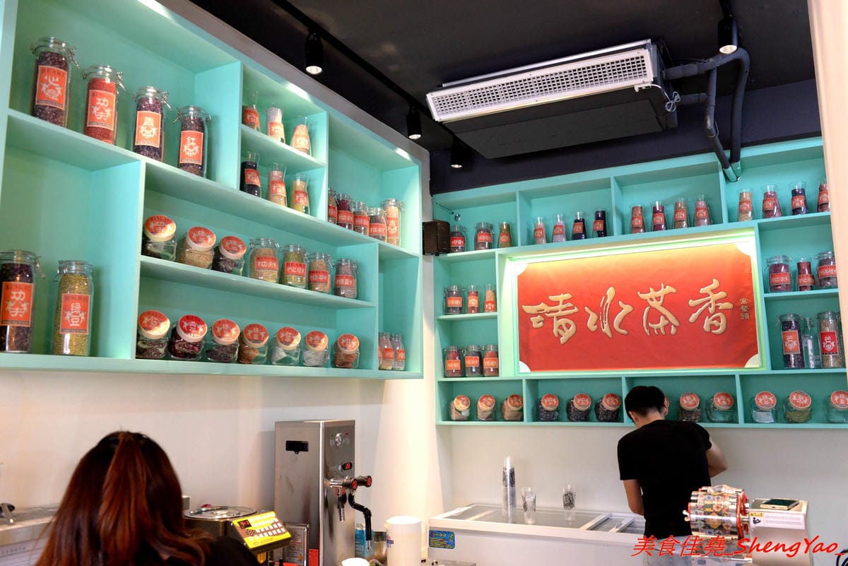 [台中清水]清水茶香 – 清水在地25年歷史手搖茶店重新開店,復古裝潢超有特色,好多個點都很適合拍照打卡,連飲料杯都美到不行,飲品價格超便宜,還有20元的,大推人氣王綠豆沙,店內正妹員工很吸
