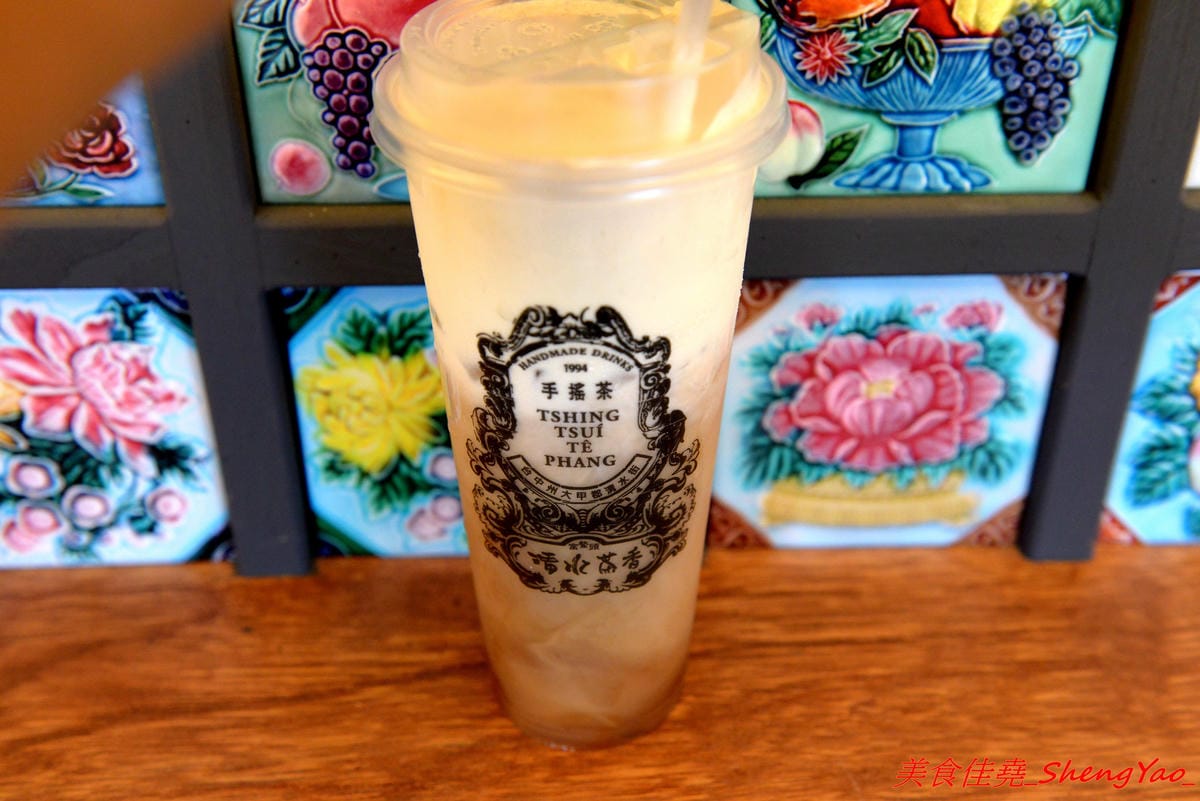 [台中清水]清水茶香 – 清水在地25年歷史手搖茶店重新開店,復古裝潢超有特色,好多個點都很適合拍照打卡,連飲料杯都美到不行,飲品價格超便宜,還有20元的,大推人氣王綠豆沙,店內正妹員工很吸