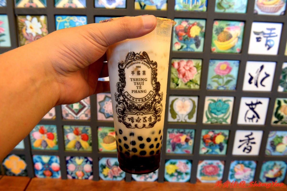 [台中清水]清水茶香 – 清水在地25年歷史手搖茶店重新開店,復古裝潢超有特色,好多個點都很適合拍照打卡,連飲料杯都美到不行,飲品價格超便宜,還有20元的,大推人氣王綠豆沙,店內正妹員工很吸