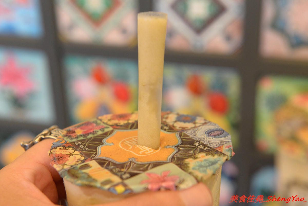 [台中清水]清水茶香 – 清水在地25年歷史手搖茶店重新開店,復古裝潢超有特色,好多個點都很適合拍照打卡,連飲料杯都美到不行,飲品價格超便宜,還有20元的,大推人氣王綠豆沙,店內正妹員工很吸