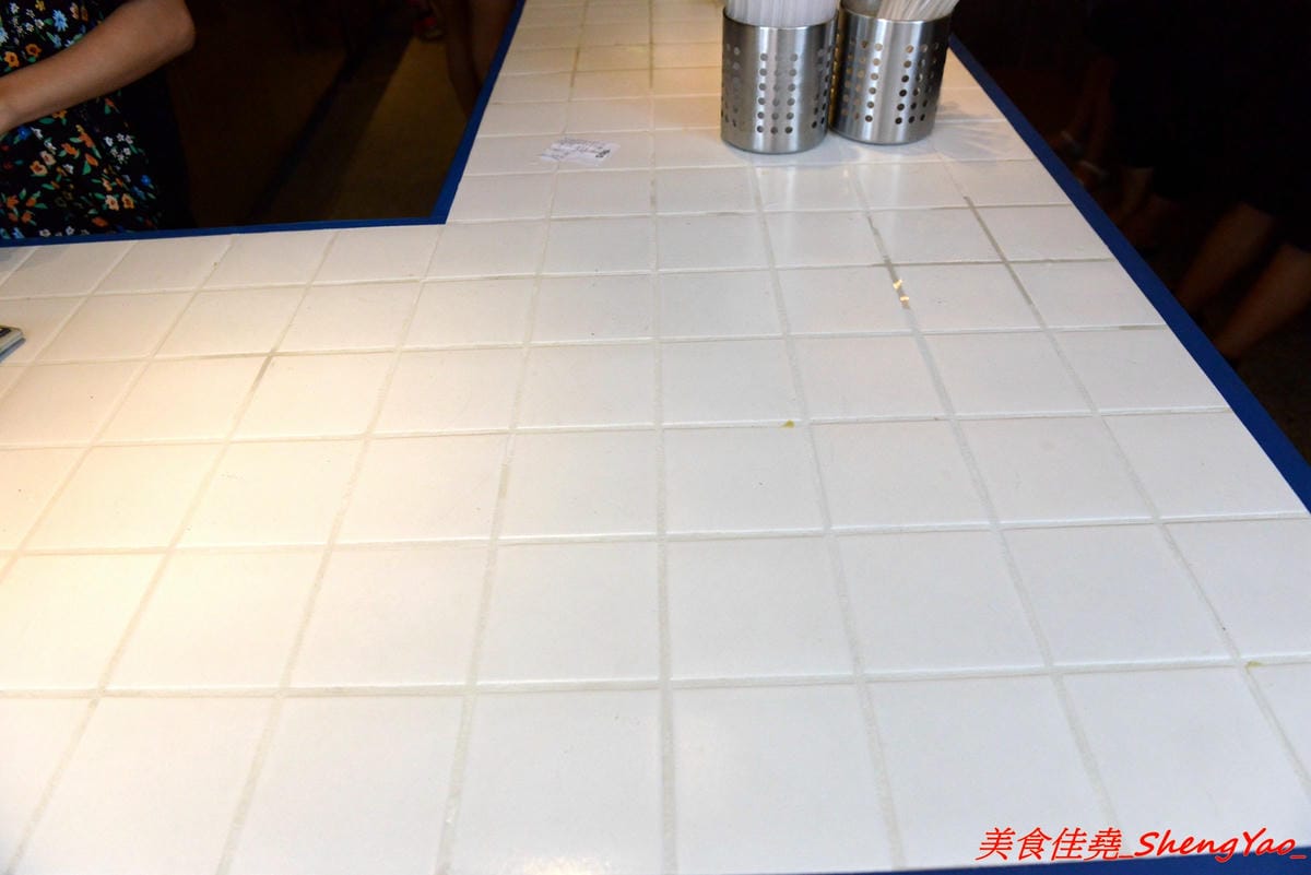 [台中清水]清水茶香 – 清水在地25年歷史手搖茶店重新開店,復古裝潢超有特色,好多個點都很適合拍照打卡,連飲料杯都美到不行,飲品價格超便宜,還有20元的,大推人氣王綠豆沙,店內正妹員工很吸