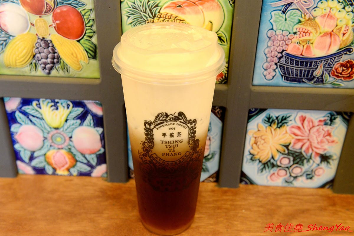 [台中清水]清水茶香 – 清水在地25年歷史手搖茶店重新開店,復古裝潢超有特色,好多個點都很適合拍照打卡,連飲料杯都美到不行,飲品價格超便宜,還有20元的,大推人氣王綠豆沙,店內正妹員工很吸