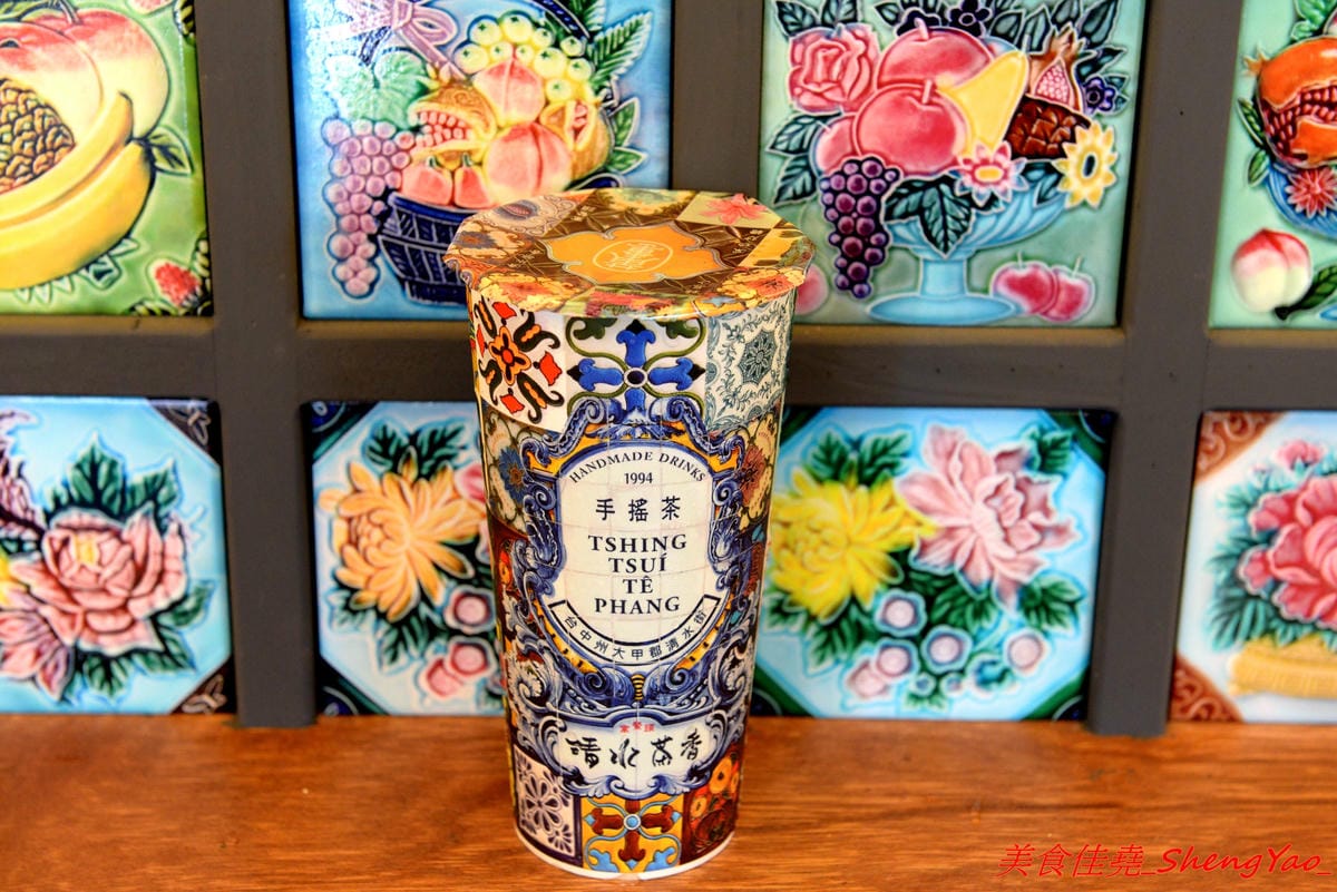 [台中清水]清水茶香 – 清水在地25年歷史手搖茶店重新開店,復古裝潢超有特色,好多個點都很適合拍照打卡,連飲料杯都美到不行,飲品價格超便宜,還有20元的,大推人氣王綠豆沙,店內正妹員工很吸