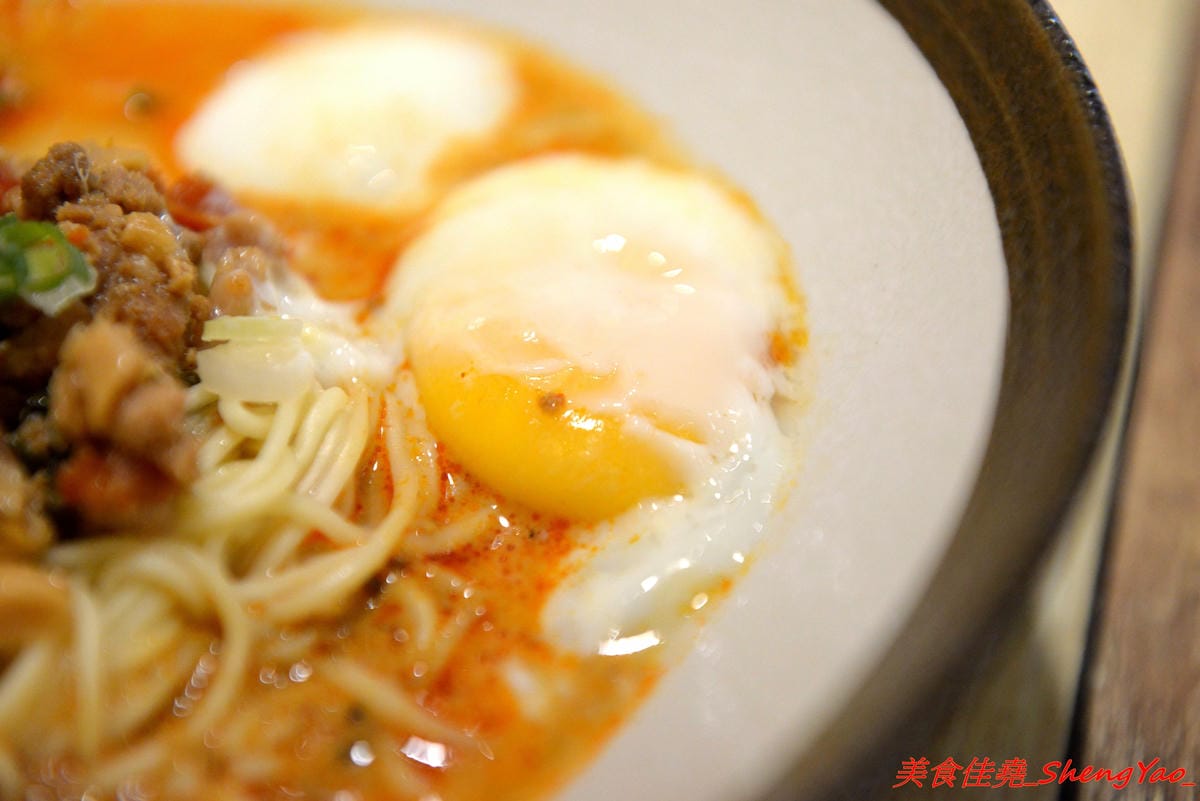 [台中沙鹿]碗美麵舖 二訪 – 沙鹿IG打卡特色麵店,新菜單根島生態蝦蝦麵 VS 大龍蝦麵霸氣登場 !! 大推大龍蝦湯麵,半隻大龍蝦搭配上超豐富配料和特色湯頭,份量超大一碗,300元出頭就能吃到。(已歇