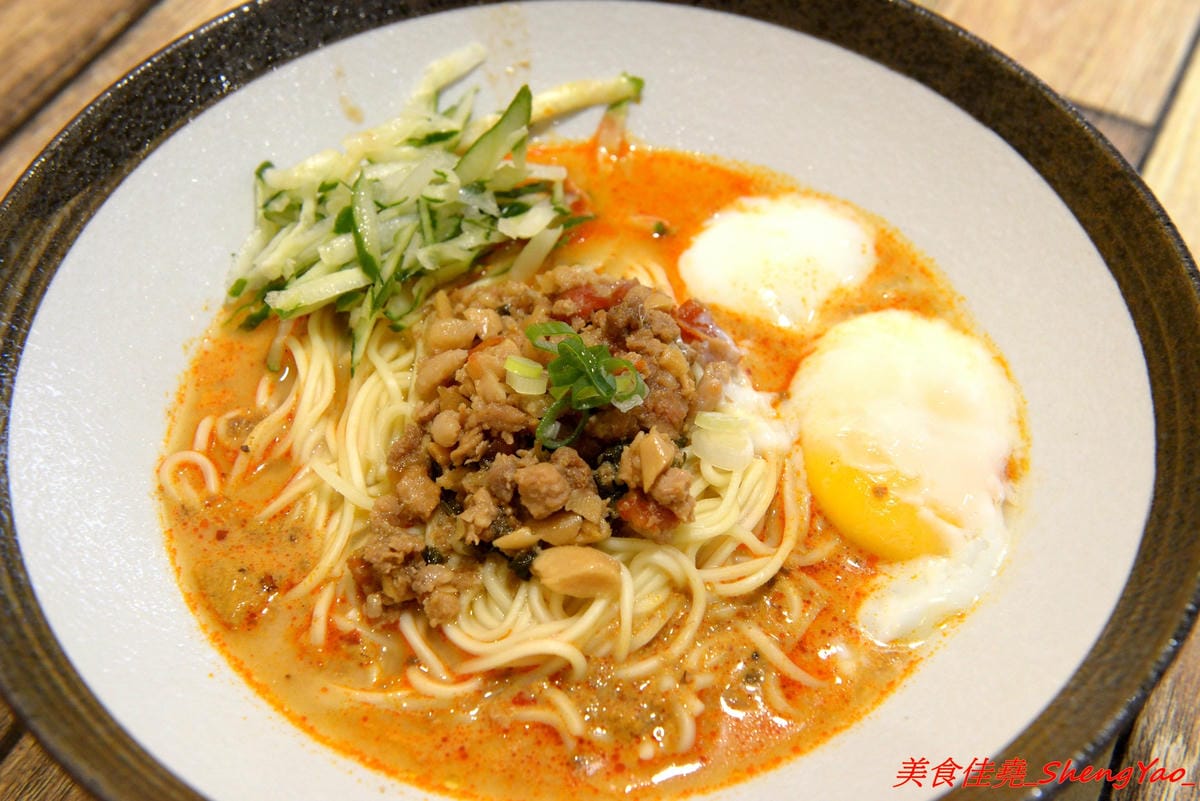 [台中沙鹿]碗美麵舖 二訪 – 沙鹿IG打卡特色麵店,新菜單根島生態蝦蝦麵 VS 大龍蝦麵霸氣登場 !! 大推大龍蝦湯麵,半隻大龍蝦搭配上超豐富配料和特色湯頭,份量超大一碗,300元出頭就能吃到。(已歇