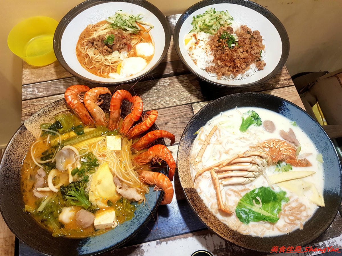 [台中沙鹿]碗美麵舖 二訪 – 沙鹿IG打卡特色麵店,新菜單根島生態蝦蝦麵 VS 大龍蝦麵霸氣登場 !! 大推大龍蝦湯麵,半隻大龍蝦搭配上超豐富配料和特色湯頭,份量超大一碗,300元出頭就能吃到。(已歇