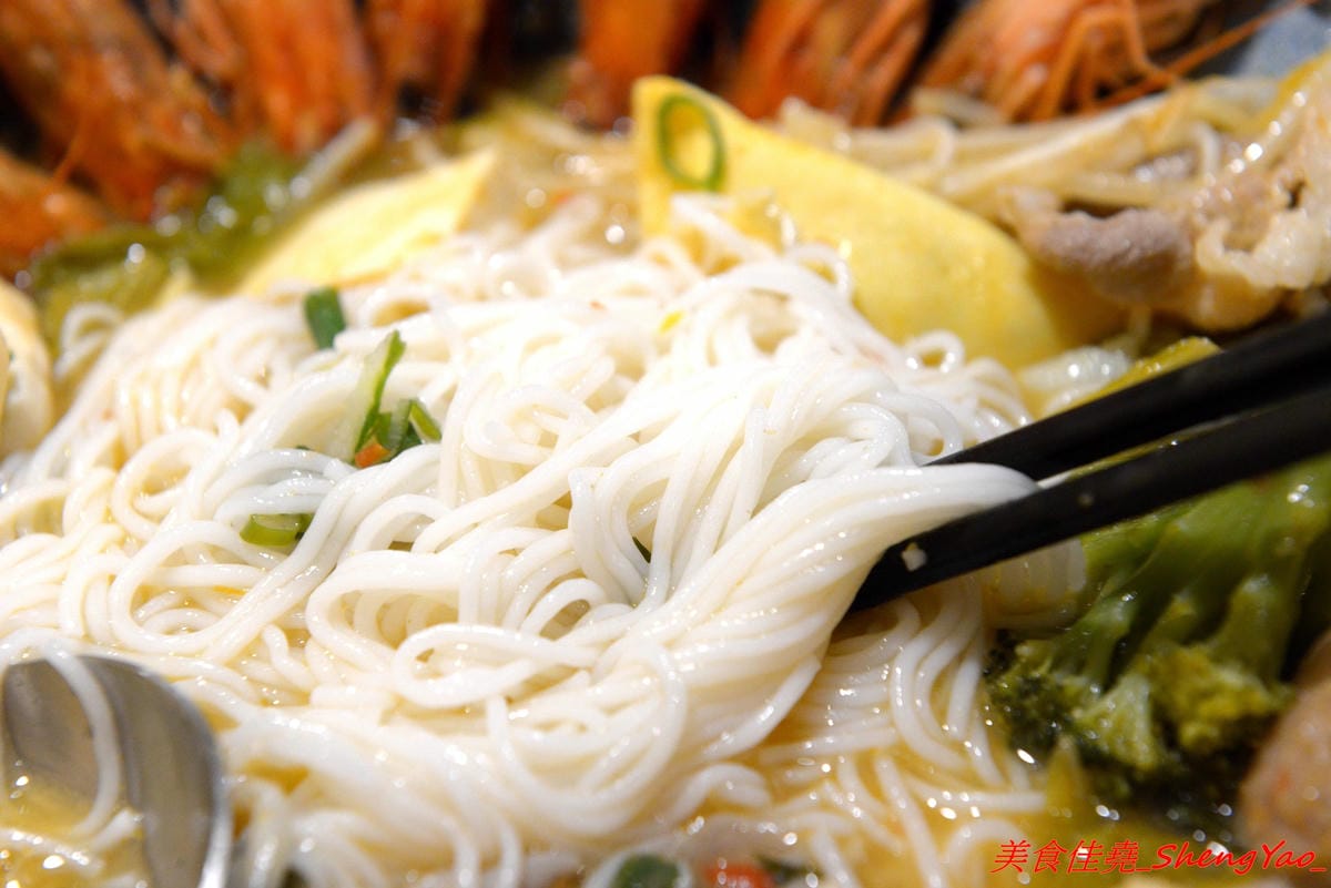[台中沙鹿]碗美麵舖 二訪 – 沙鹿IG打卡特色麵店,新菜單根島生態蝦蝦麵 VS 大龍蝦麵霸氣登場 !! 大推大龍蝦湯麵,半隻大龍蝦搭配上超豐富配料和特色湯頭,份量超大一碗,300元出頭就能吃到。(已歇
