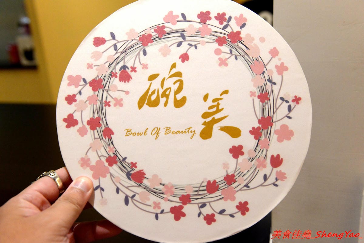 [台中沙鹿]碗美麵舖 二訪 – 沙鹿IG打卡特色麵店,新菜單根島生態蝦蝦麵 VS 大龍蝦麵霸氣登場 !! 大推大龍蝦湯麵,半隻大龍蝦搭配上超豐富配料和特色湯頭,份量超大一碗,300元出頭就能吃到。(已歇