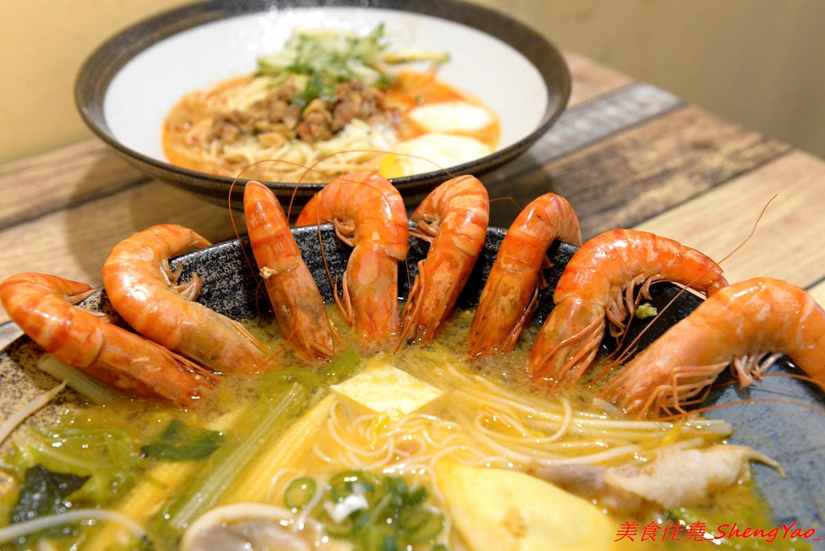 [台中沙鹿]碗美麵舖 二訪 – 沙鹿IG打卡特色麵店,新菜單根島生態蝦蝦麵 VS 大龍蝦麵霸氣登場 !! 大推大龍蝦湯麵,半隻大龍蝦搭配上超豐富配料和特色湯頭,份量超大一碗,300元出頭就能吃到。(已歇