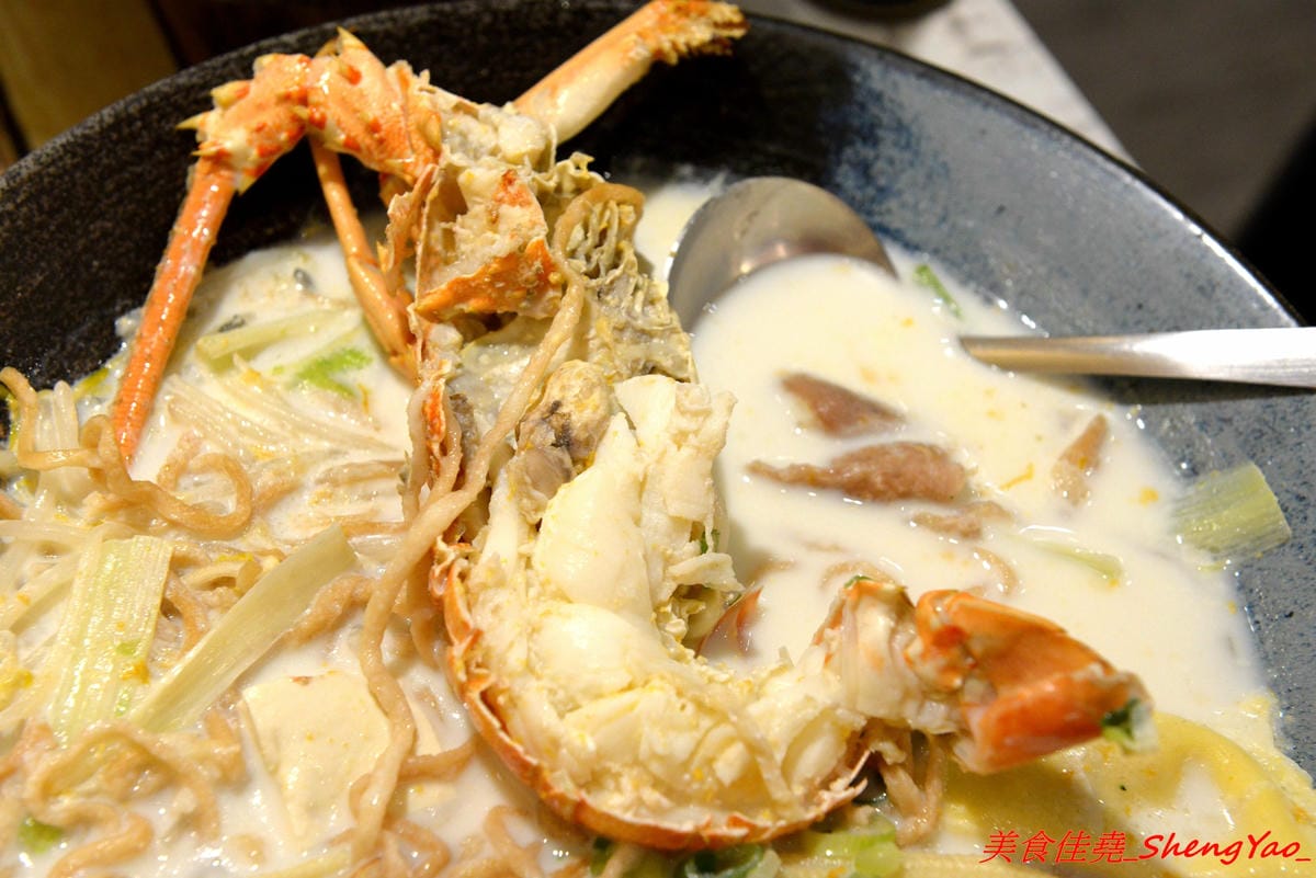 [台中沙鹿]碗美麵舖 二訪 – 沙鹿IG打卡特色麵店,新菜單根島生態蝦蝦麵 VS 大龍蝦麵霸氣登場 !! 大推大龍蝦湯麵,半隻大龍蝦搭配上超豐富配料和特色湯頭,份量超大一碗,300元出頭就能吃到。(已歇