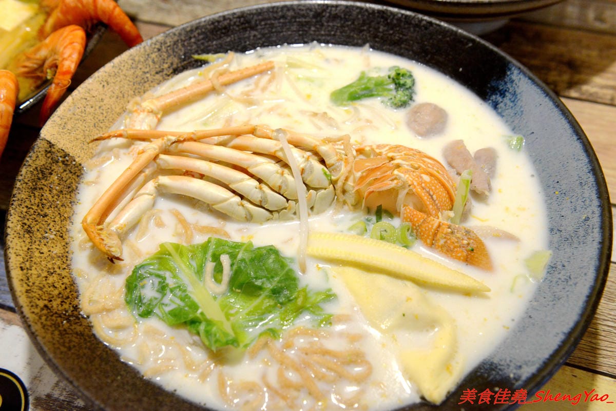 [台中沙鹿]碗美麵舖 二訪 – 沙鹿IG打卡特色麵店,新菜單根島生態蝦蝦麵 VS 大龍蝦麵霸氣登場 !! 大推大龍蝦湯麵,半隻大龍蝦搭配上超豐富配料和特色湯頭,份量超大一碗,300元出頭就能吃到。(已歇