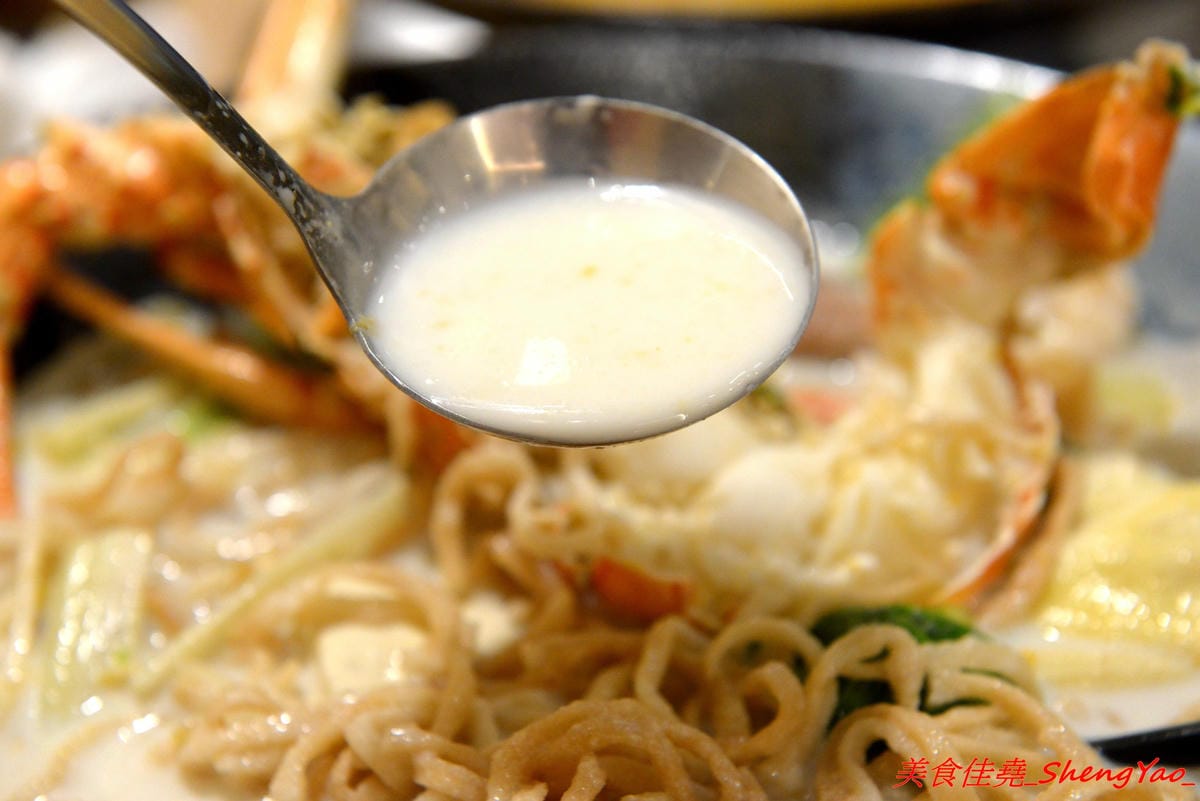 [台中沙鹿]碗美麵舖 二訪 – 沙鹿IG打卡特色麵店,新菜單根島生態蝦蝦麵 VS 大龍蝦麵霸氣登場 !! 大推大龍蝦湯麵,半隻大龍蝦搭配上超豐富配料和特色湯頭,份量超大一碗,300元出頭就能吃到。(已歇