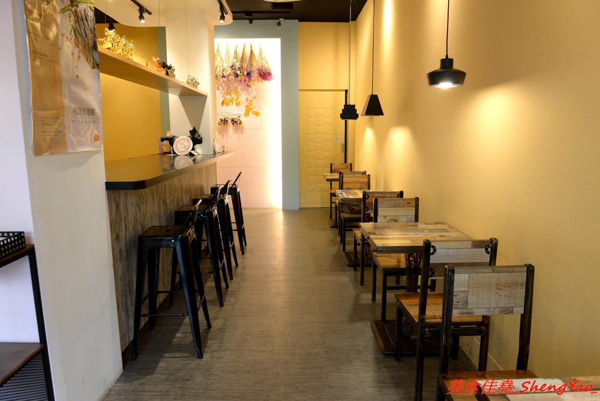 [台中沙鹿]碗美麵舖 二訪 – 沙鹿IG打卡特色麵店,新菜單根島生態蝦蝦麵 VS 大龍蝦麵霸氣登場 !! 大推大龍蝦湯麵,半隻大龍蝦搭配上超豐富配料和特色湯頭,份量超大一碗,300元出頭就能吃到。(已歇