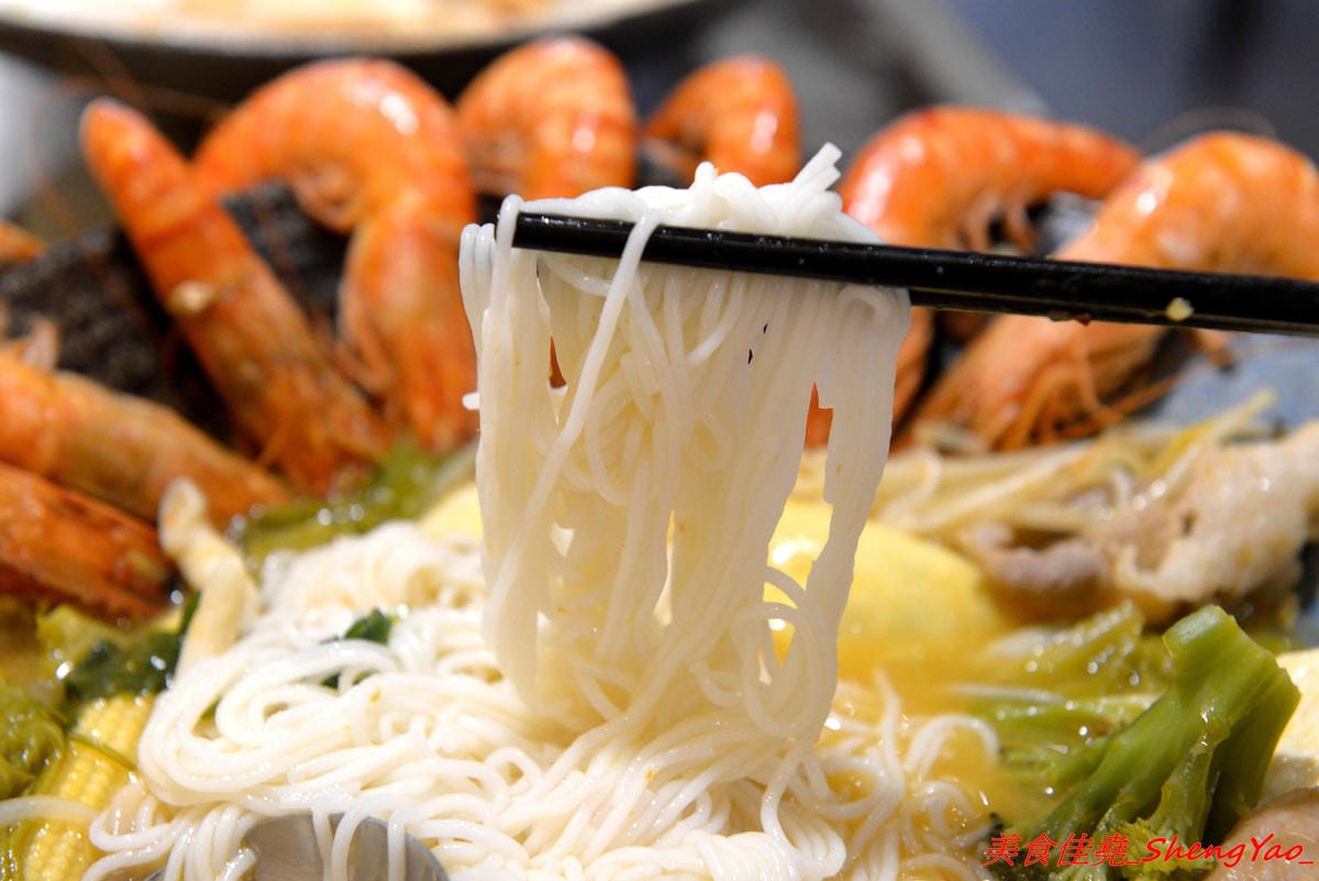 [台中沙鹿]碗美麵舖 二訪 – 沙鹿IG打卡特色麵店,新菜單根島生態蝦蝦麵 VS 大龍蝦麵霸氣登場 !! 大推大龍蝦湯麵,半隻大龍蝦搭配上超豐富配料和特色湯頭,份量超大一碗,300元出頭就能吃到。(已歇
